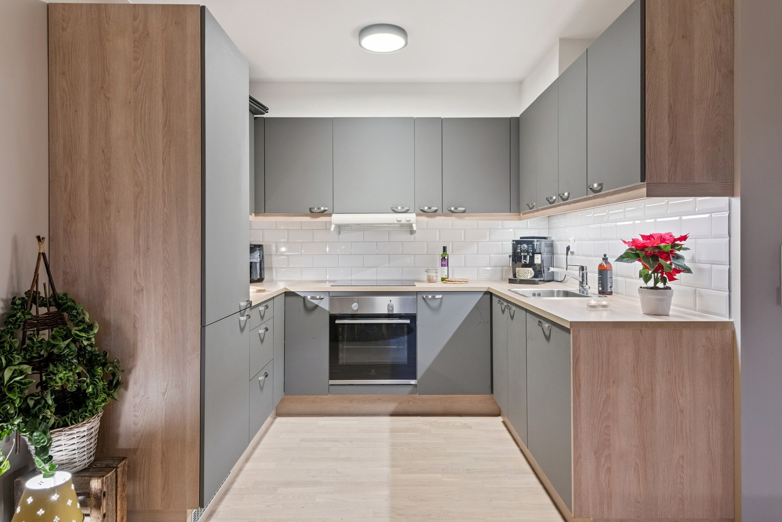 Kjøkken med integrerte hvitevarer og flis. Galleribilde