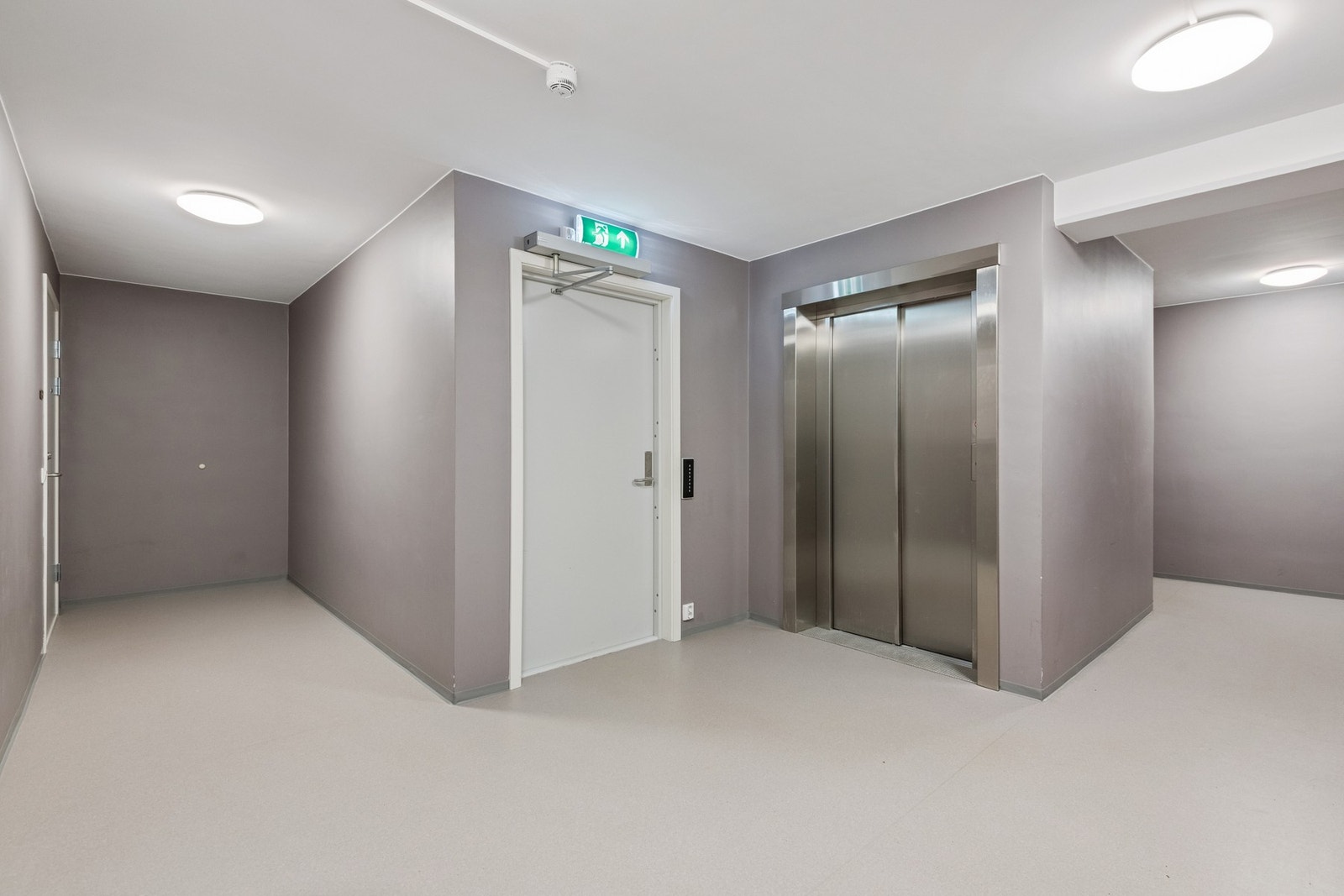 Enkel adkomst mellom etasjene med heis Galleribilde