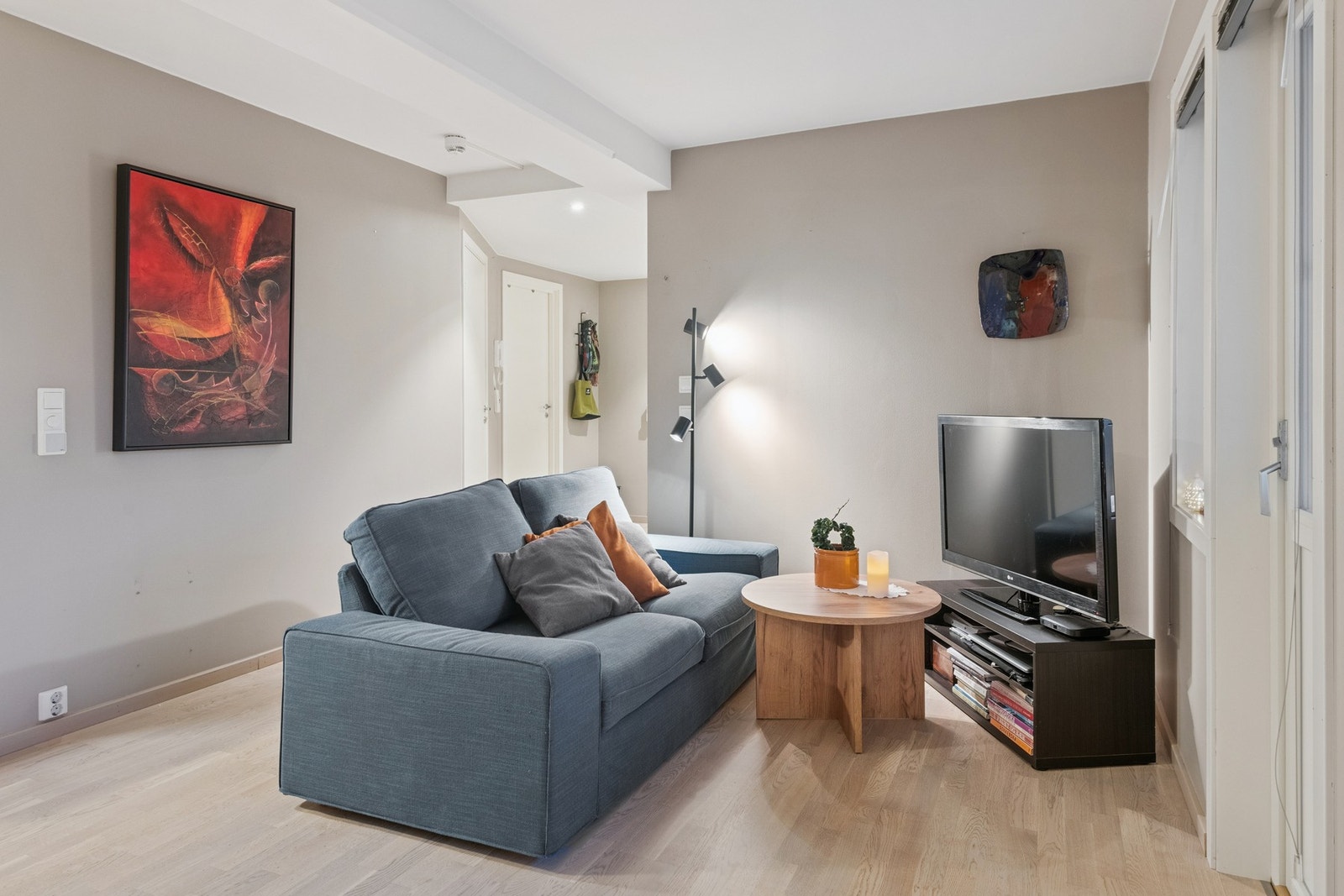 Stuen har lyse moderne overflater. Galleribilde