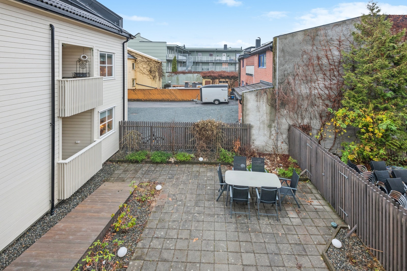 Borettslaget har en pent opparbeidet bakård hvor beboerne kan benytte sitteplasser og uteområdet. Galleribilde