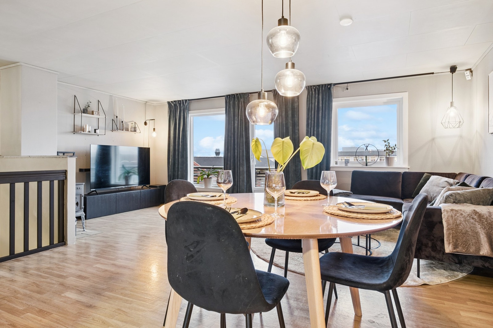 Store vindusflater gir godt med naturlig lysinnslipp. Galleribilde