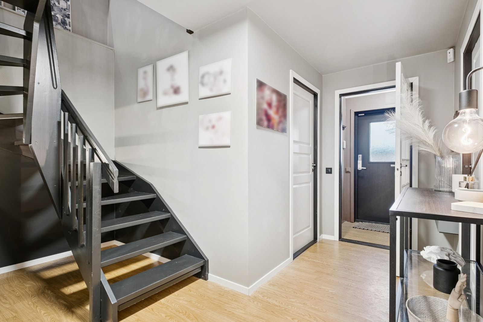 Trapperom/ gang. Galleribilde