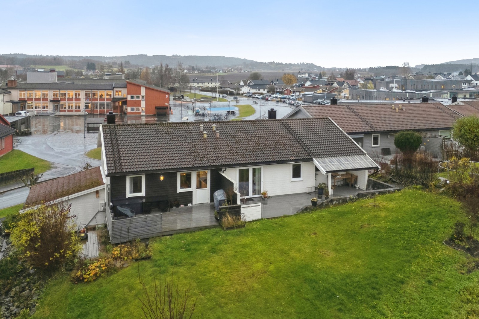 Boligen ligger svært sentralt til med gangavstand til barnehage og barneskole som kun ligger et steinkast fra boligen. Galleribilde