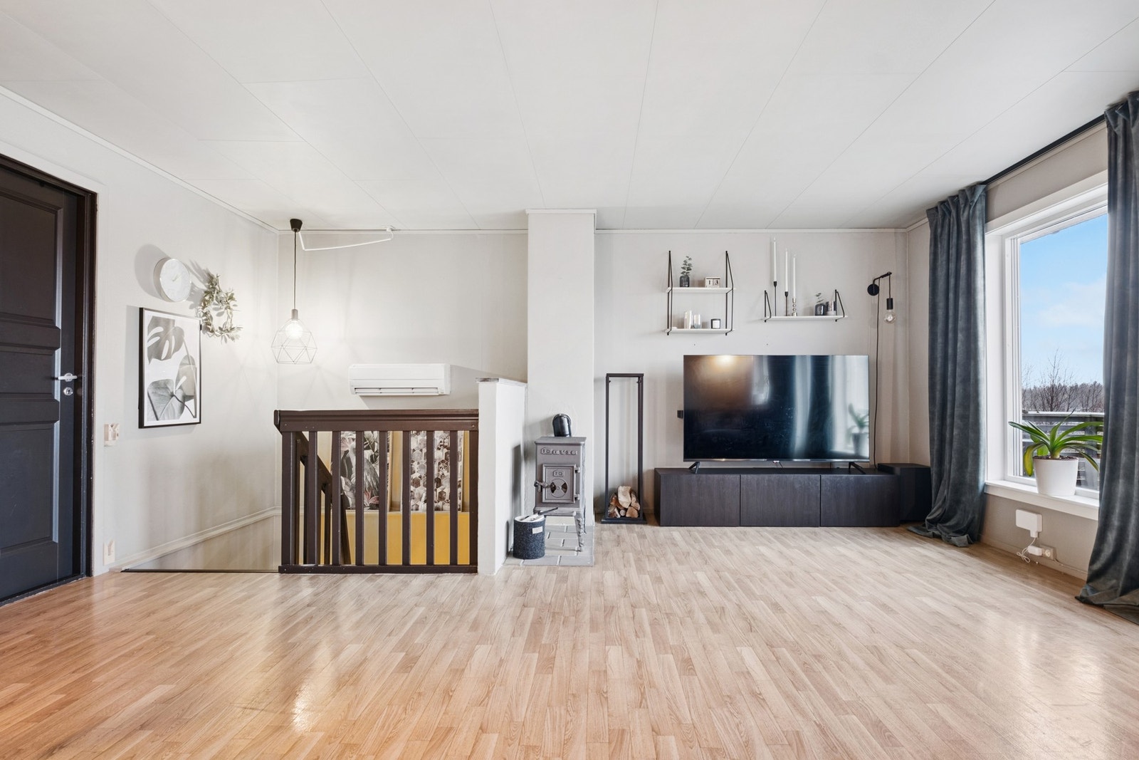 Boligen har en romslig stue som varmes opp med luft til luft varmepumpe og vedfyring. Galleribilde