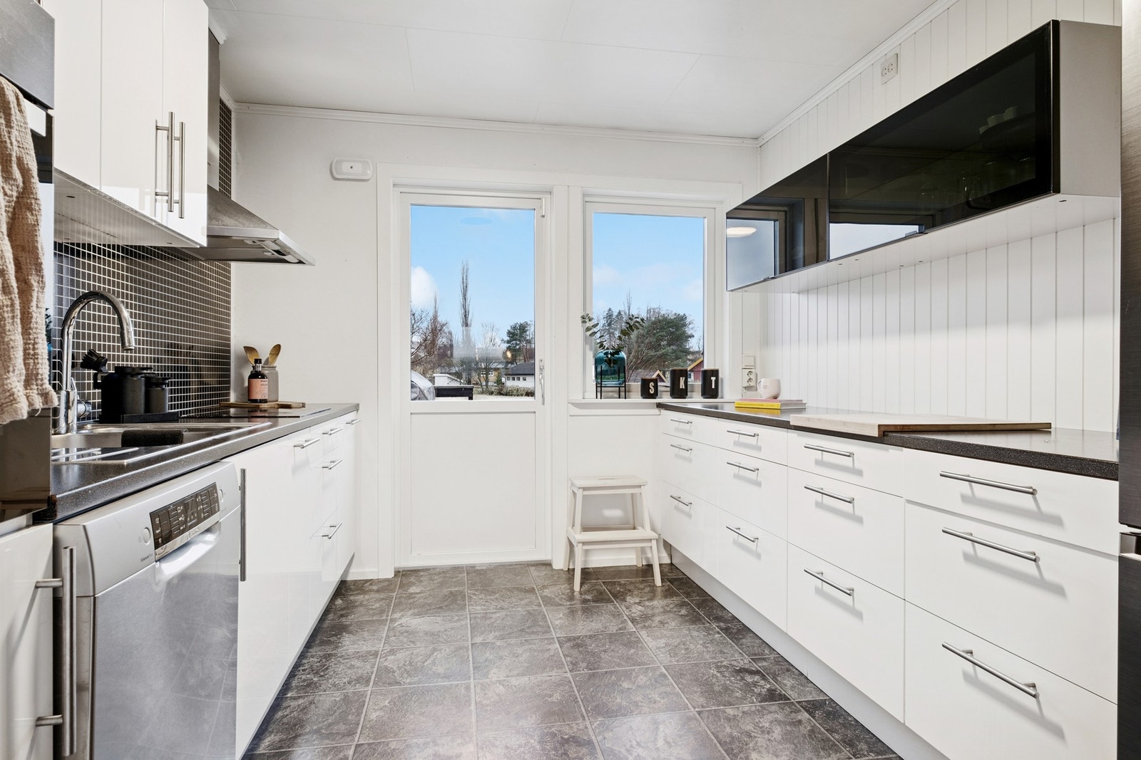 Kjøkkenet har gjennombelysning og avsatt plass til hvitevarer. Galleribilde