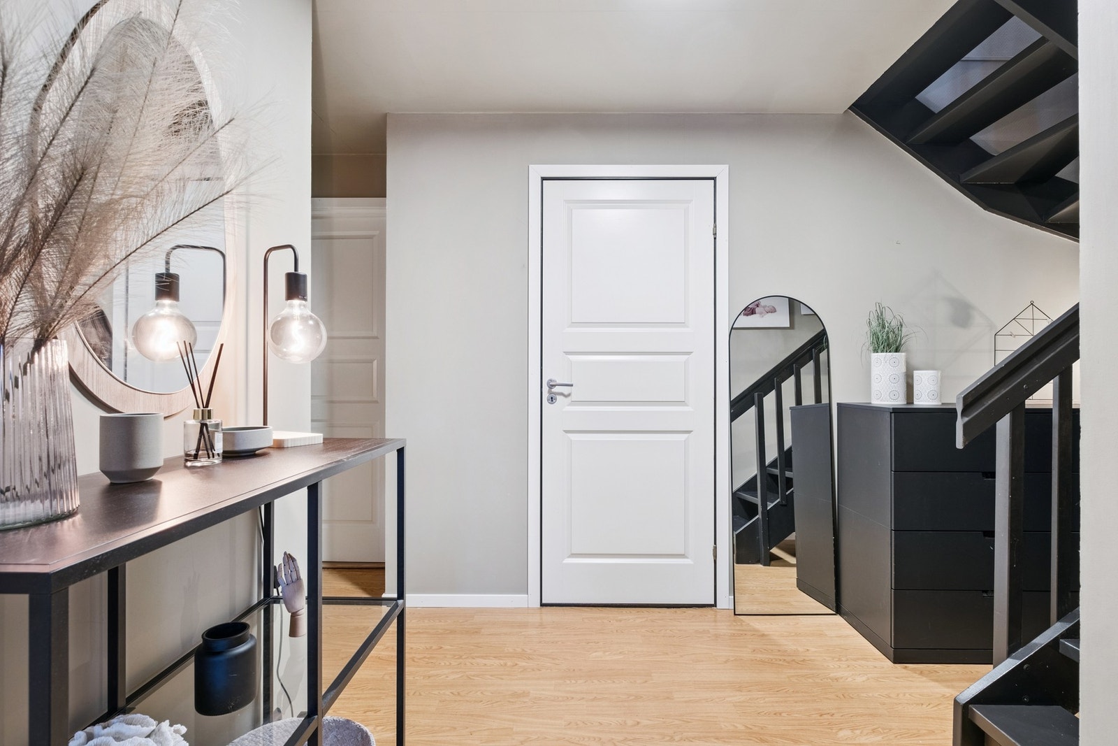 Gangen oppleves lys og hyggelig med plass til oppbevaringsmøbel. Galleribilde