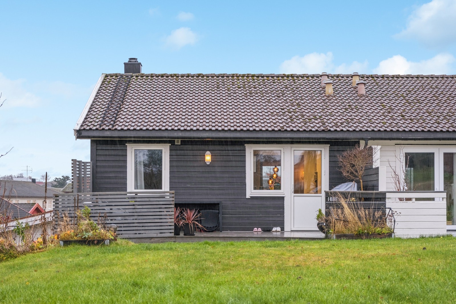 Utendørs har man en romslig markterasse med plass til hagemøbler. Galleribilde