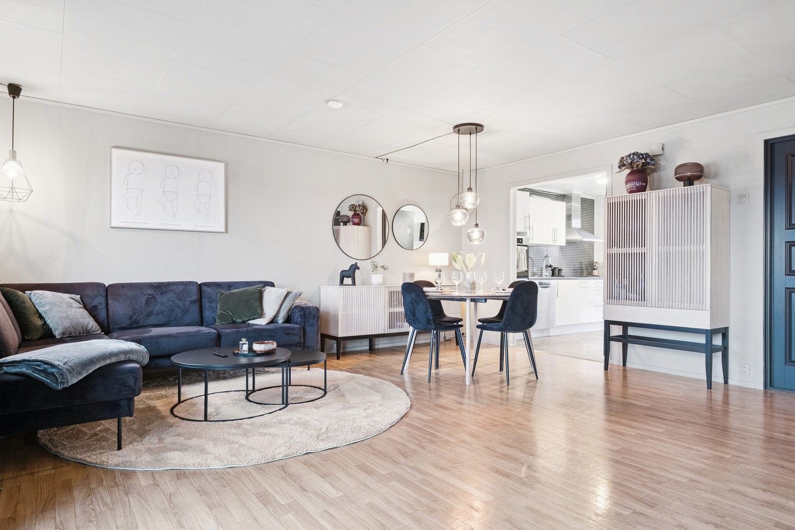 Fra stuen har man åpen løsning mot kjøkken. Galleribilde