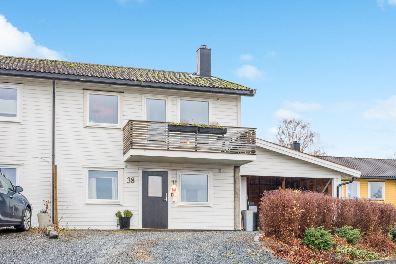 Boligen ligger svært sentralt til med gangavstand til barnehage og barneskole som kun ligger et steinkast fra boligen. Galleribilde