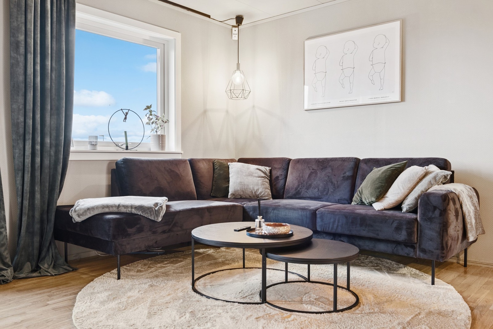 Hyggelig stuekrok med god plass til sofagruppe. Galleribilde