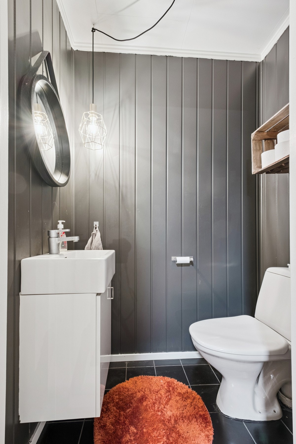 Toalettrom med flislagt gulv. Galleribilde