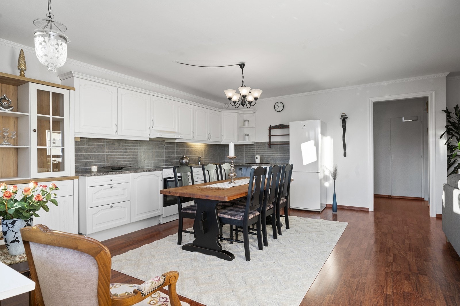 Kjøkkenet har profilerte fronter og god plass til en stor spisegruppe. Galleribilde