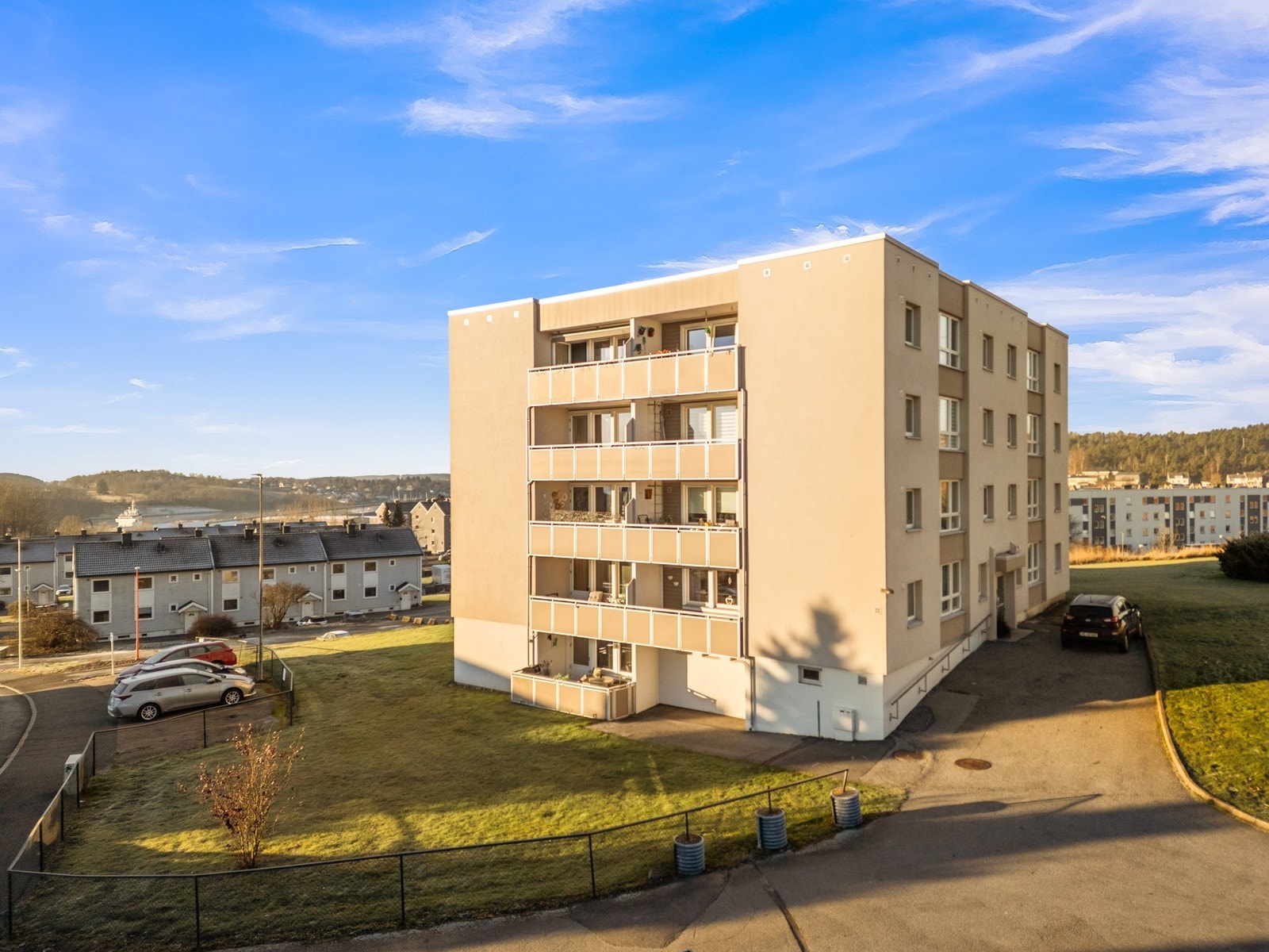 Leiligheten ligger i en fireetasjes boligblokk med store, grønne fellesarealer. Det er gangavstand til Extra butikk og Alvimhaugen barneskole. Det er også kort vei til Amfi Borg Storsenter med butikker og serveringssteder. Galleribilde