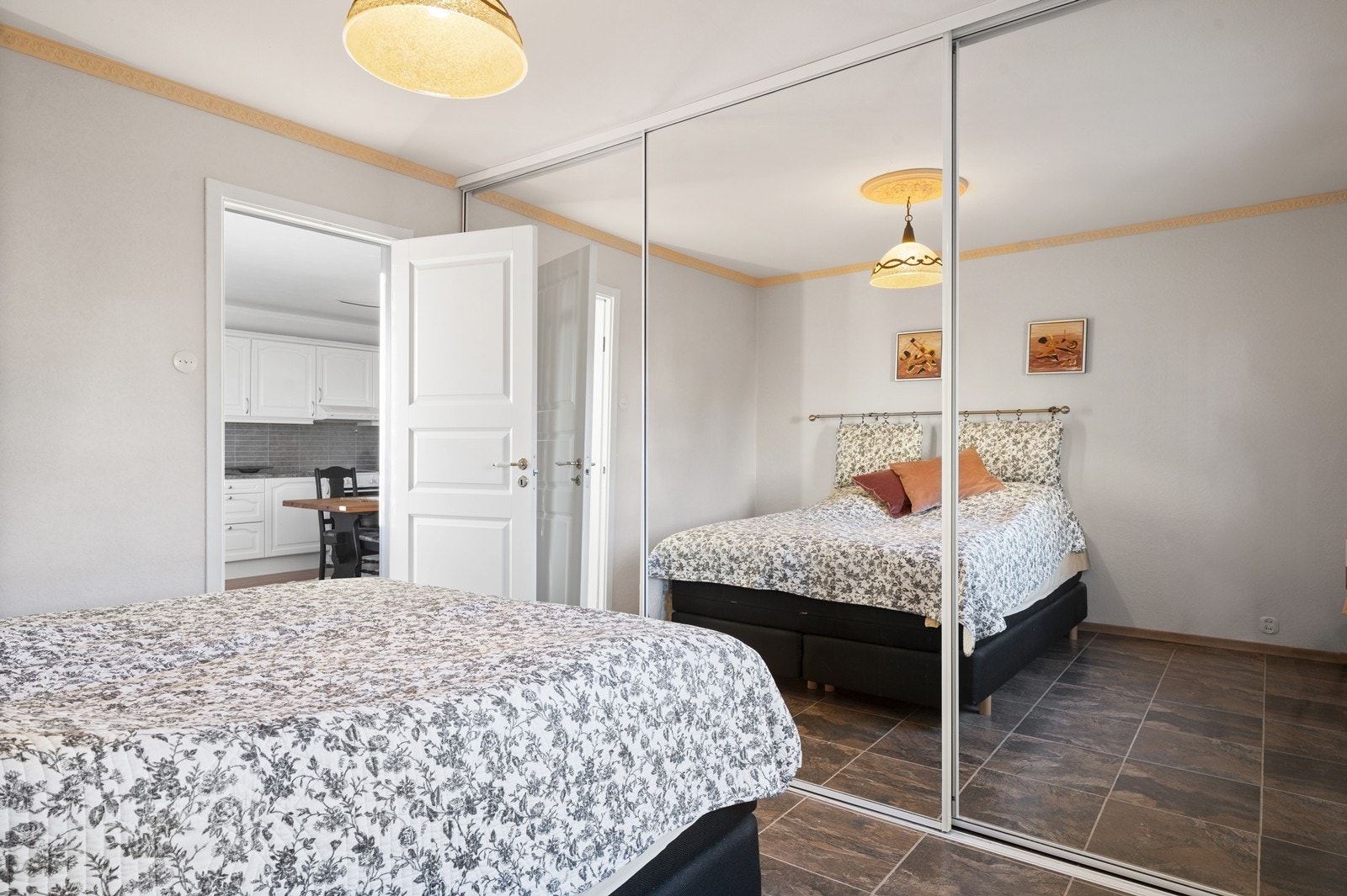 En stor skyvedørsgarderobe med speilfronter gir rikelig med oppbevaringsplass. Galleribilde