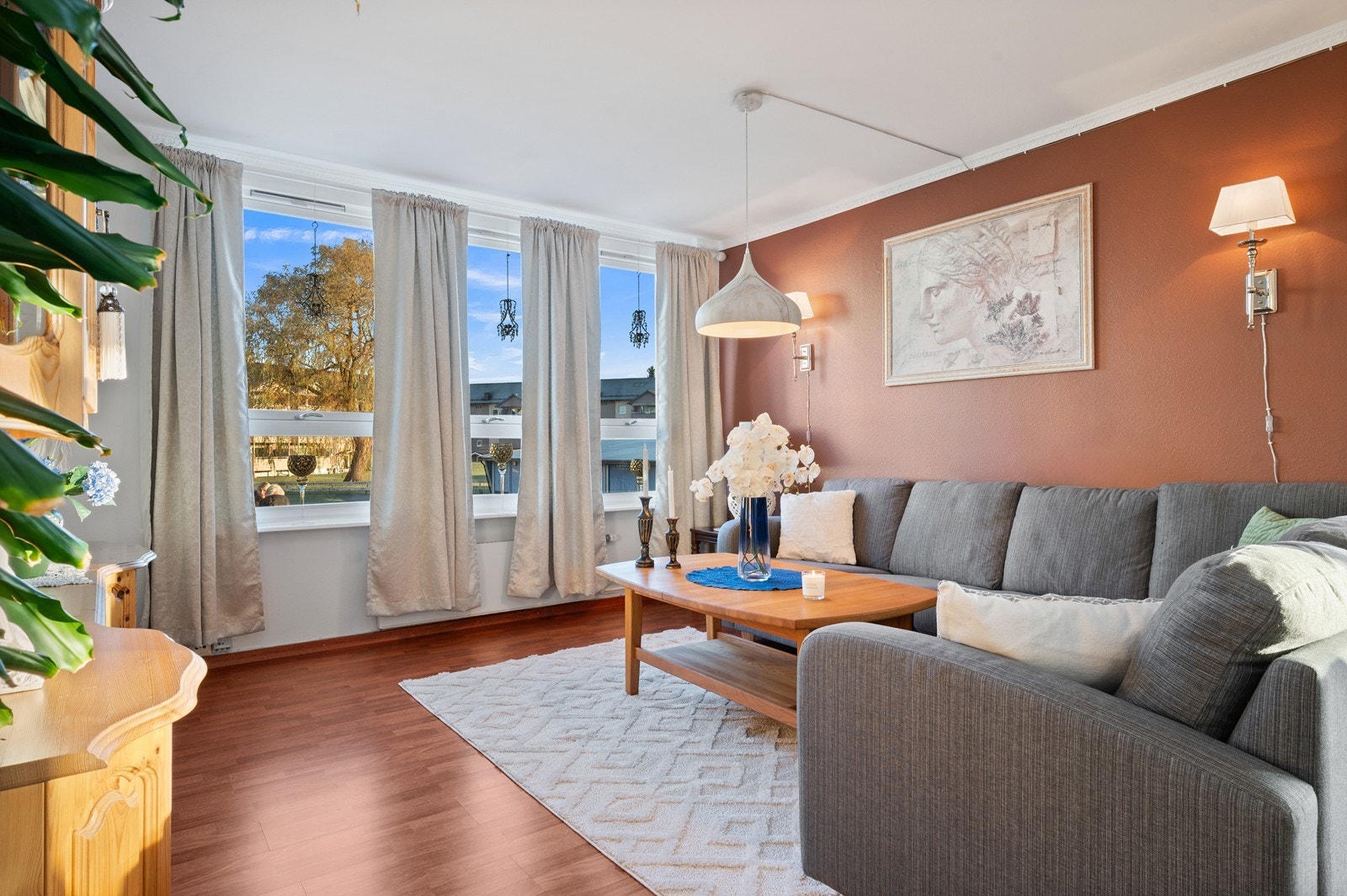 Stuedelen har store vindusflater som gir rikelig med naturlig lys. Galleribilde