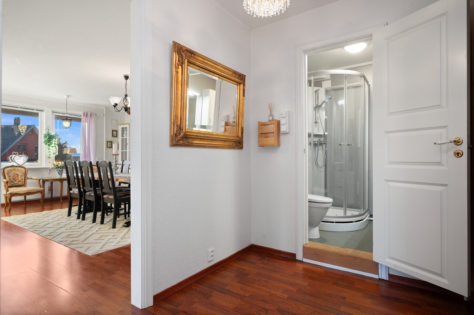 Inngangspartiet gir et godt første inntrykk og har direkte tilknytning til badet. Galleribilde