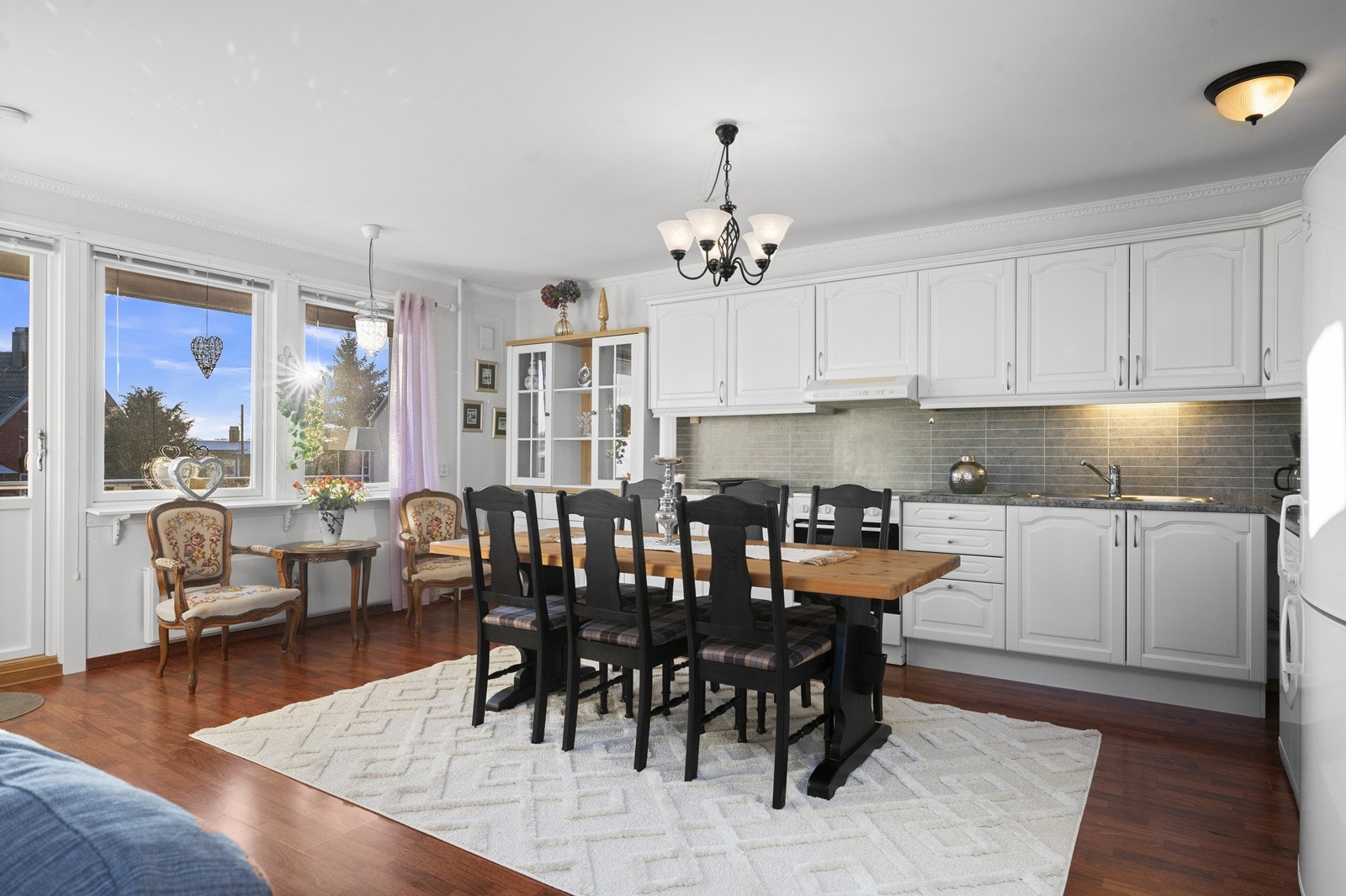 Leiligheten har en åpen stue- og kjøkkenløsning som skaper en sosial og luftig atmosfære. Galleribilde