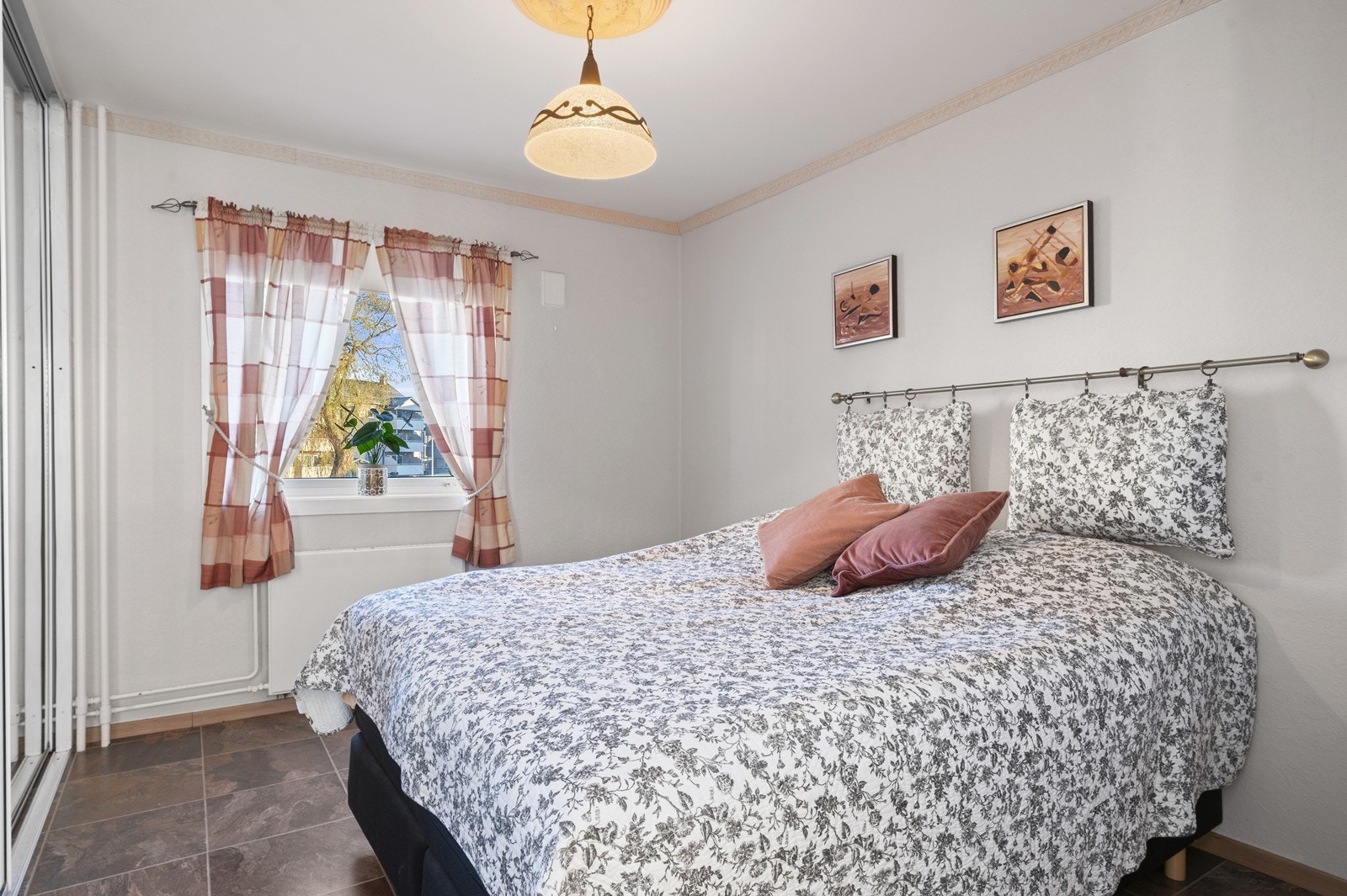 Hovedsoverommet har god plass til dobbeltseng og tilhørende møblement. Galleribilde