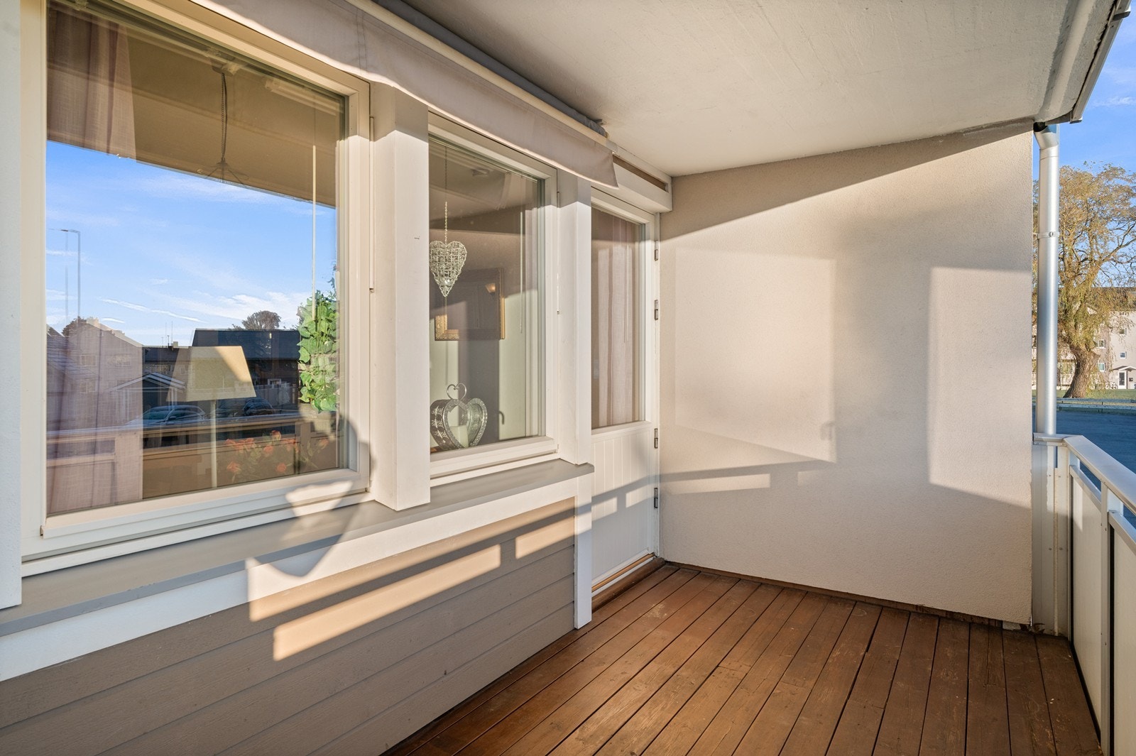 Fra stuen/kjøkkenet er det utgang til en overbygget balkong, med plass for en sittegruppe. Galleribilde