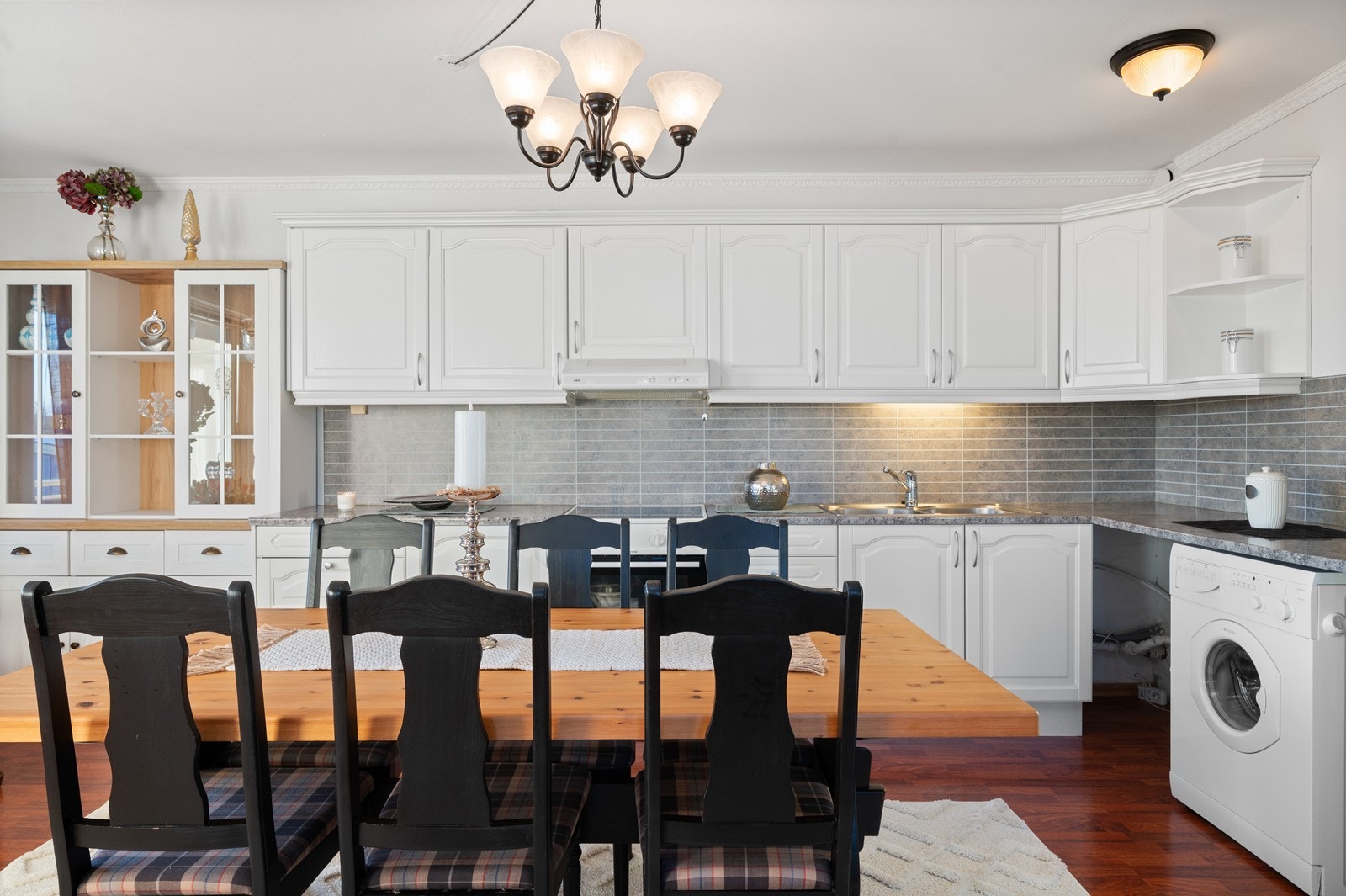 Her er det rikelig med skap- og benkeplass, samt opplegg for vaskemaskin. Det er frittstående hvitevarer, og over komfyren er det ventilator med kullfilter. Galleribilde