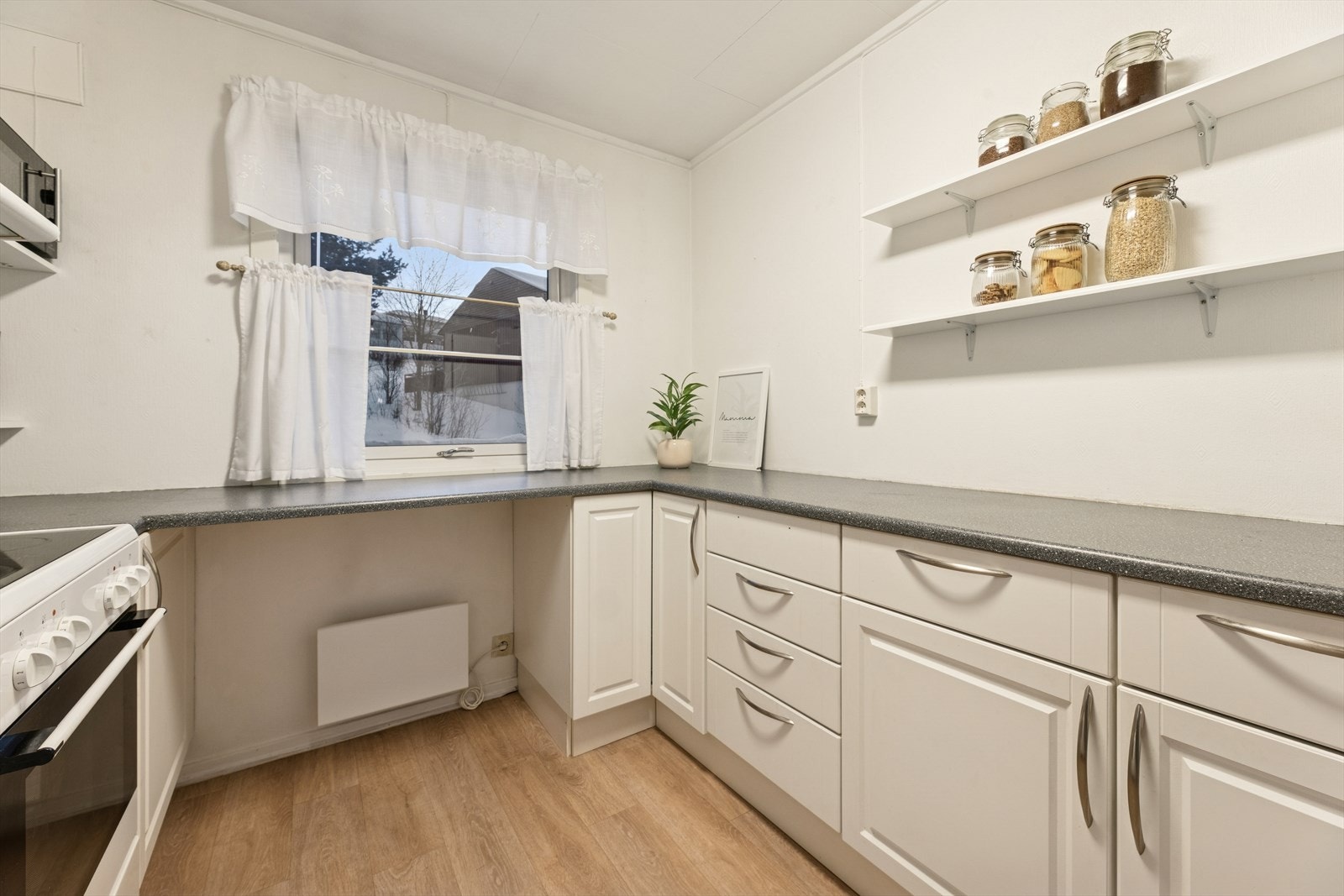 Det er avsatt plass til hvitevarer i innredningen. Galleribilde