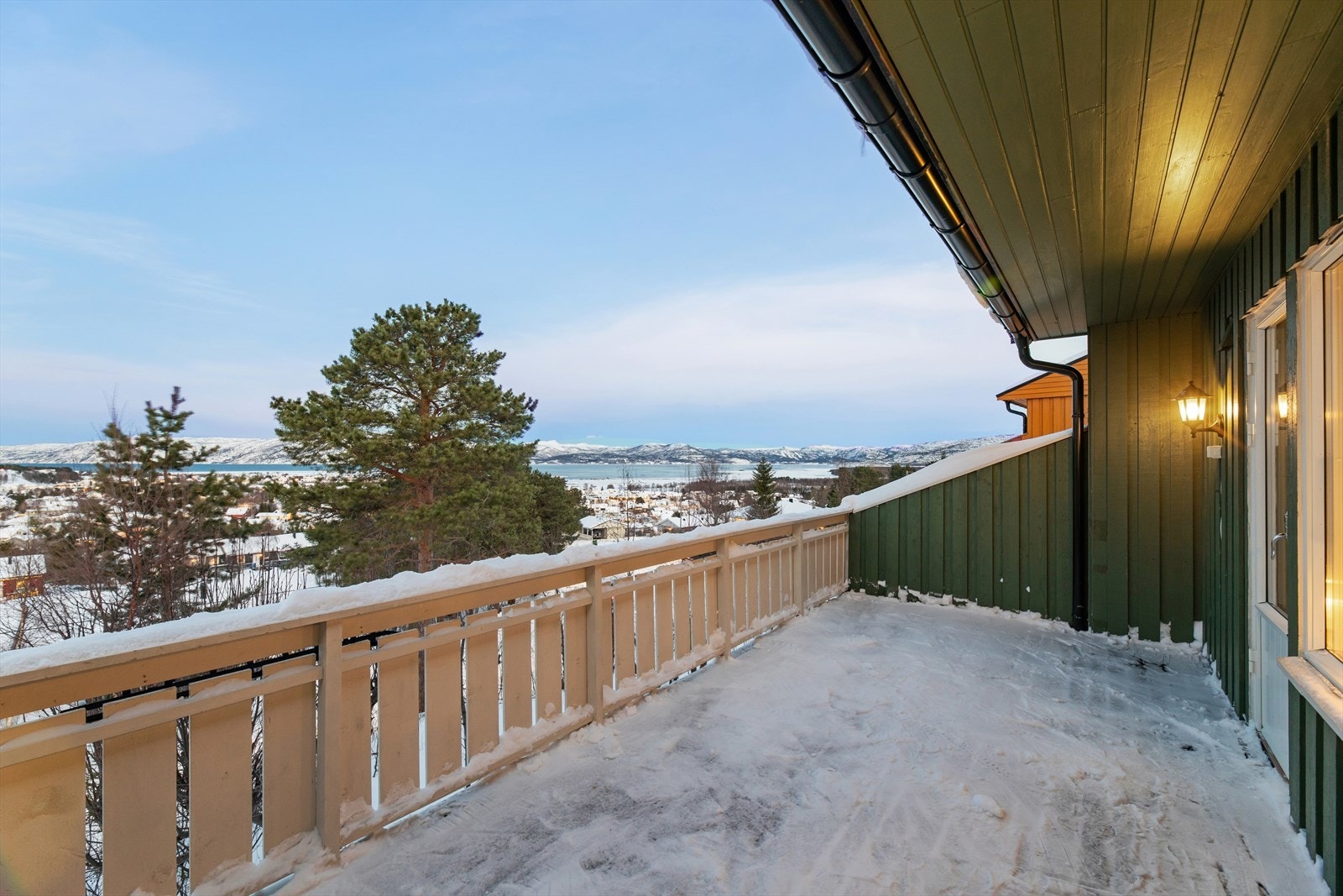 Utgang fra stuen til en stor terrasse. Galleribilde