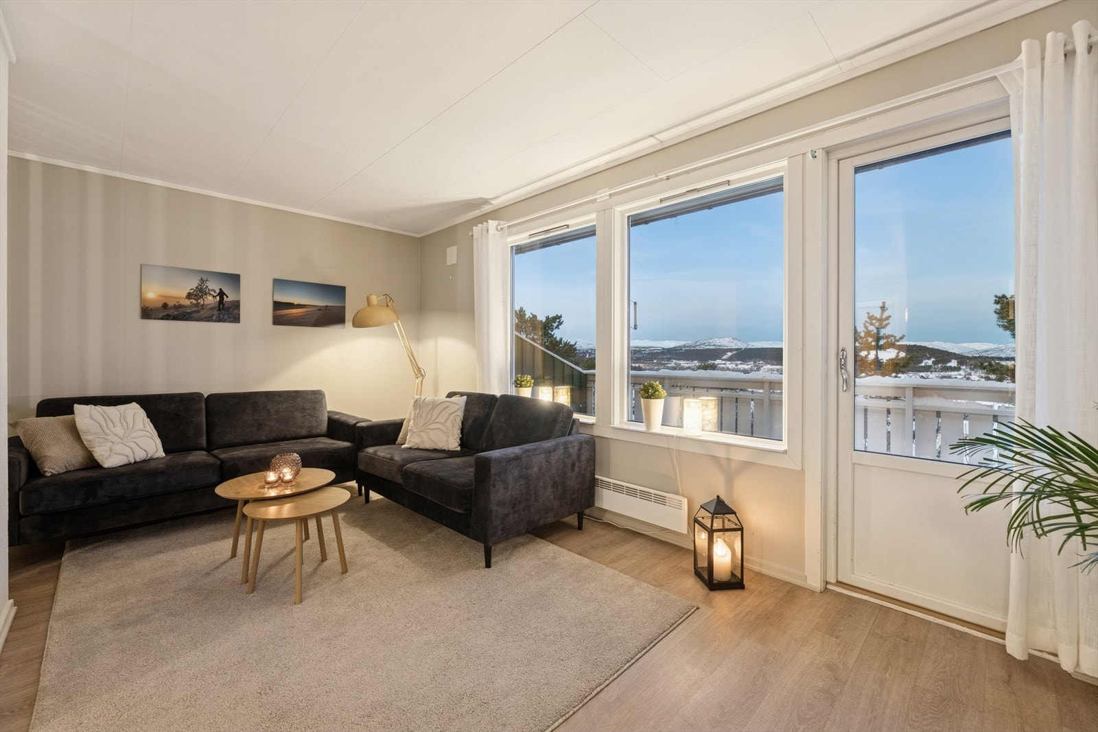 Store vindusflater slipper inn godt med lys. Galleribilde