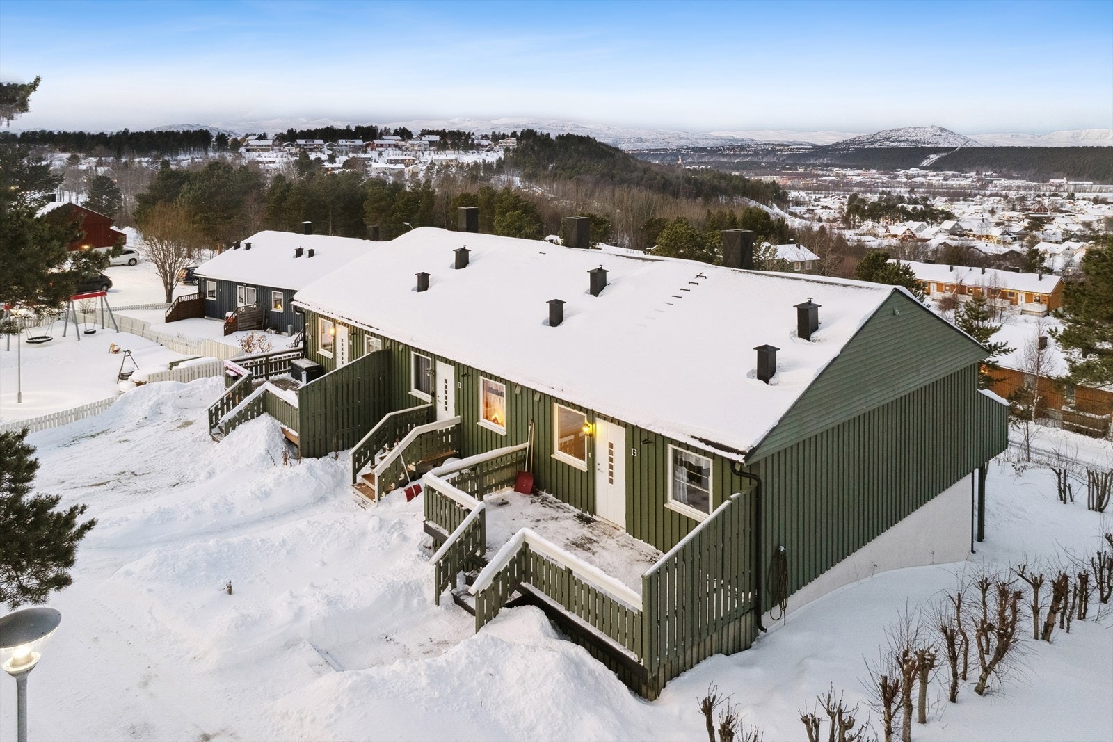 Tomten som er felles for hele borettslaget er pent opparbeidet med grøntarealer slik som gressplen, hekkbeplantning, prydbusker og trær samt lekeplass. Galleribilde