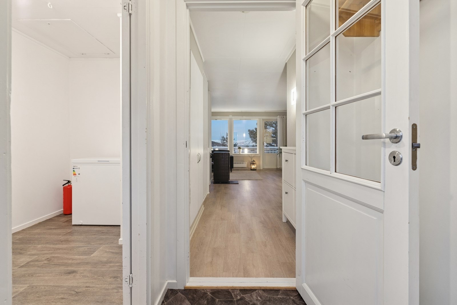 Man ønskes velkommen i en lys entré. Galleribilde