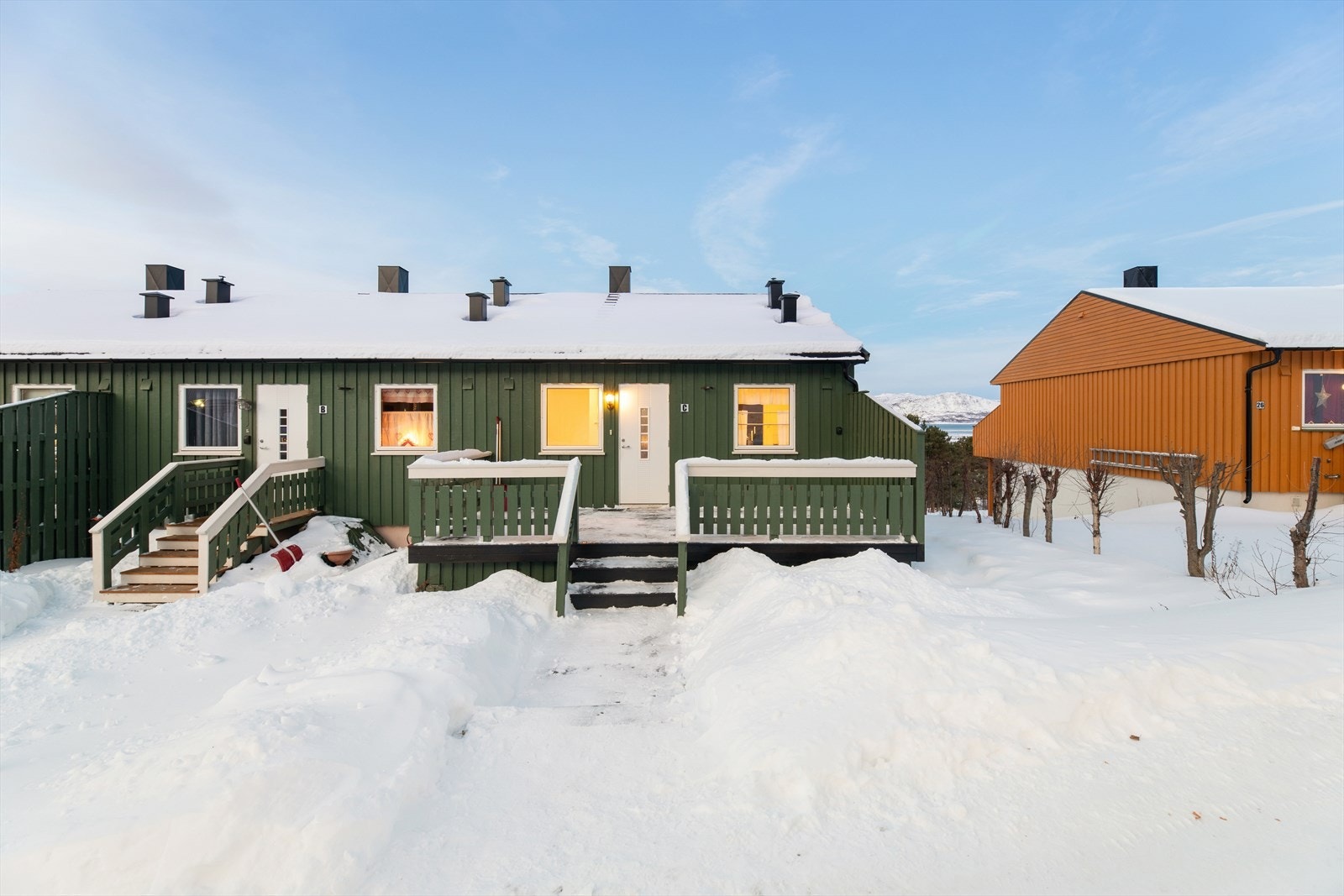 Hyggelig inngangsparti med terrasse. Galleribilde