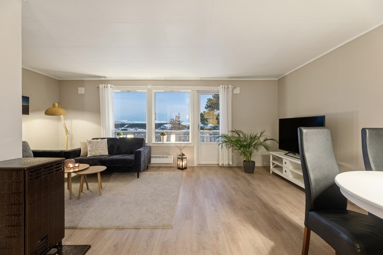 I 1. etasje ligger boligens sosiale oppholdsrom; stue/spisestue. Galleribilde