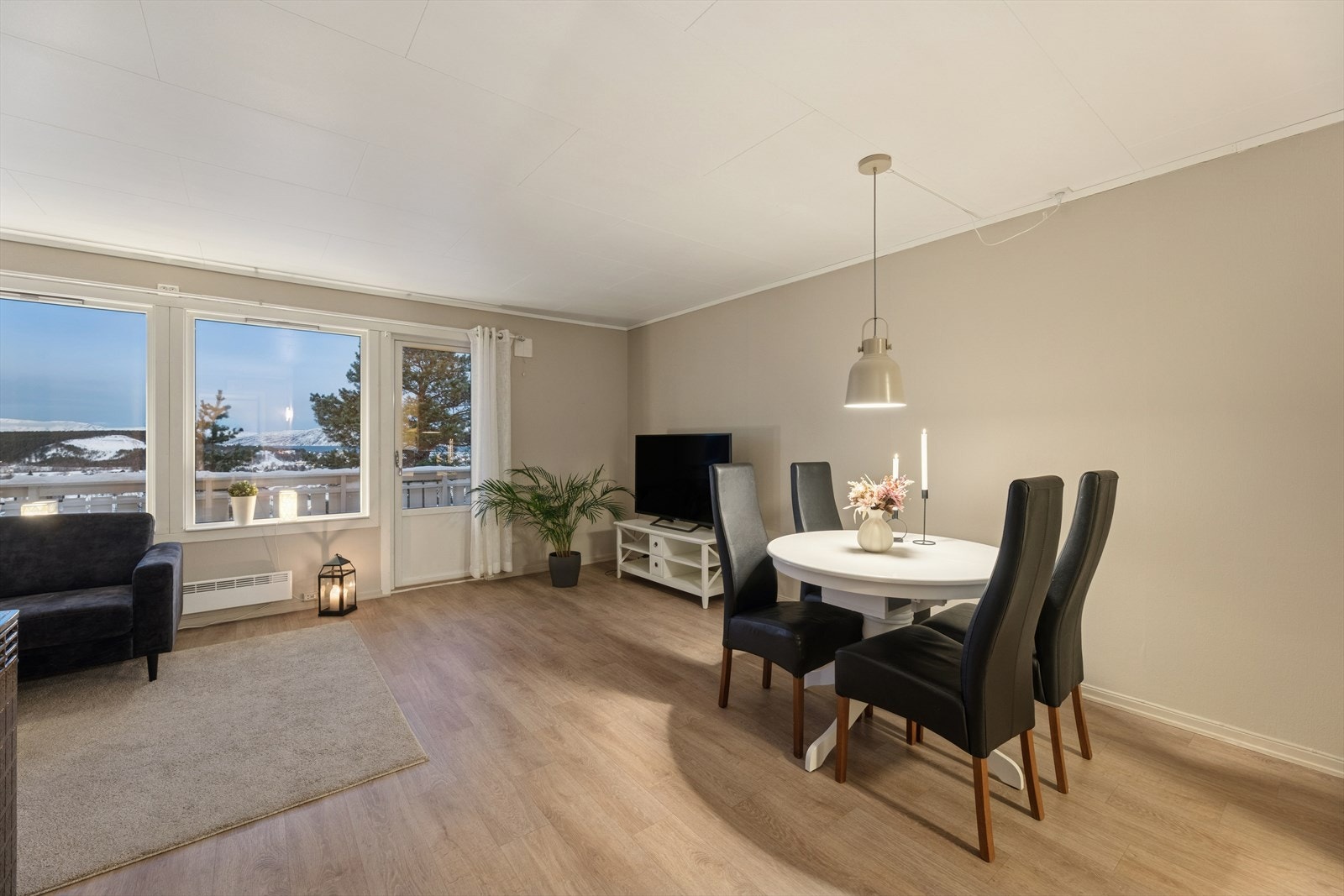 Her er det plass til både spisestuebord og sofagruppe. Galleribilde