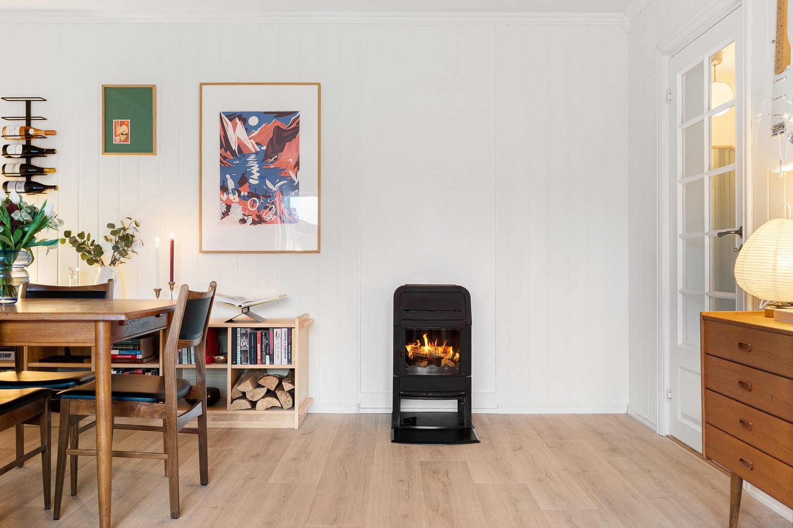 Vedovn. Vedfyring er et hyggelig alternativ til annen oppvarming og som hjelper med å holde energikostnadene lave. Galleribilde