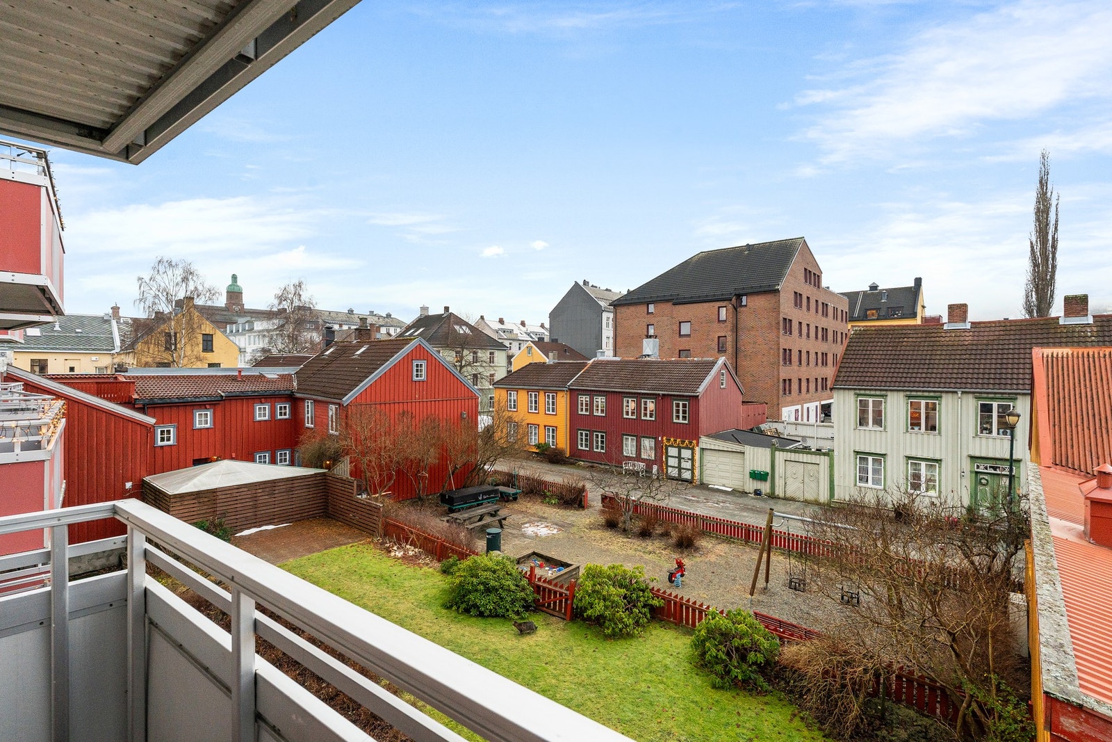 Balkongen er vendt mot en rolig felles bakgård. Galleribilde