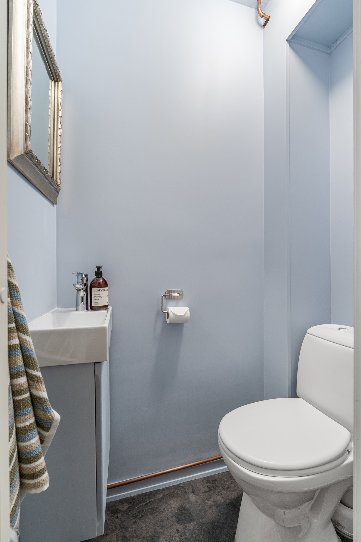 Adskilt toalettrom med egen vask. Tilstandsgrad 1 i rapport fra takstmann. Galleribilde