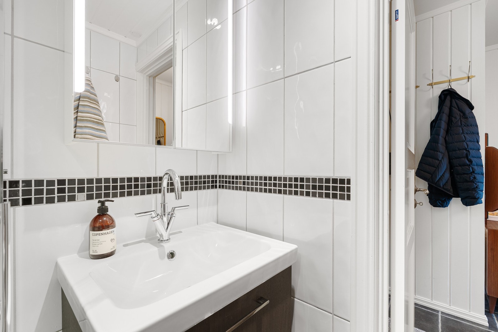 Badet har varme i gulv og framstår uten vesentlige avvik i rapporten fra takstmann. Galleribilde