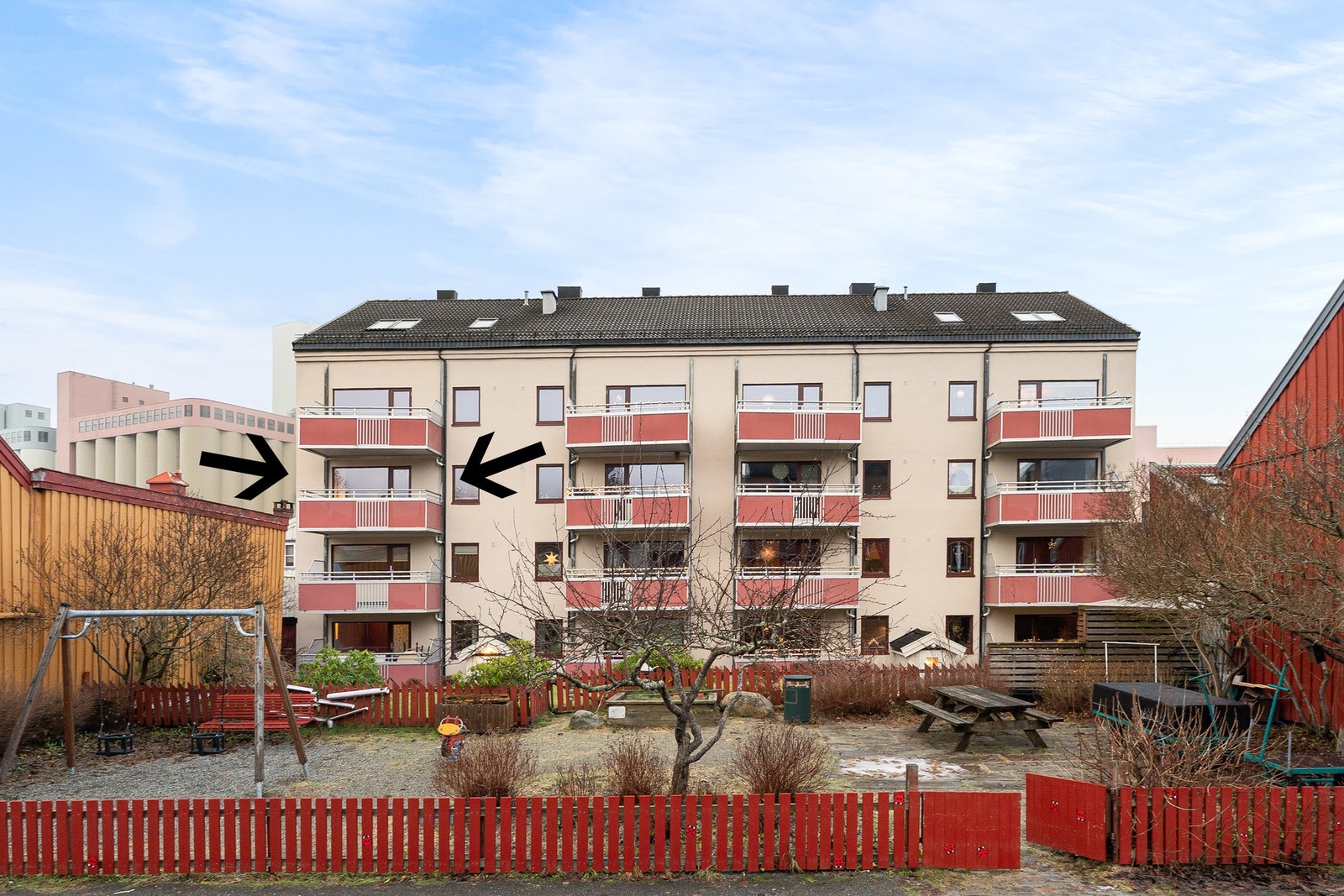 Fasade. Bygget ble oppsatt i 1956. Leiligheten disponerer tre boder; èn på loft og to i kjeller. Galleribilde