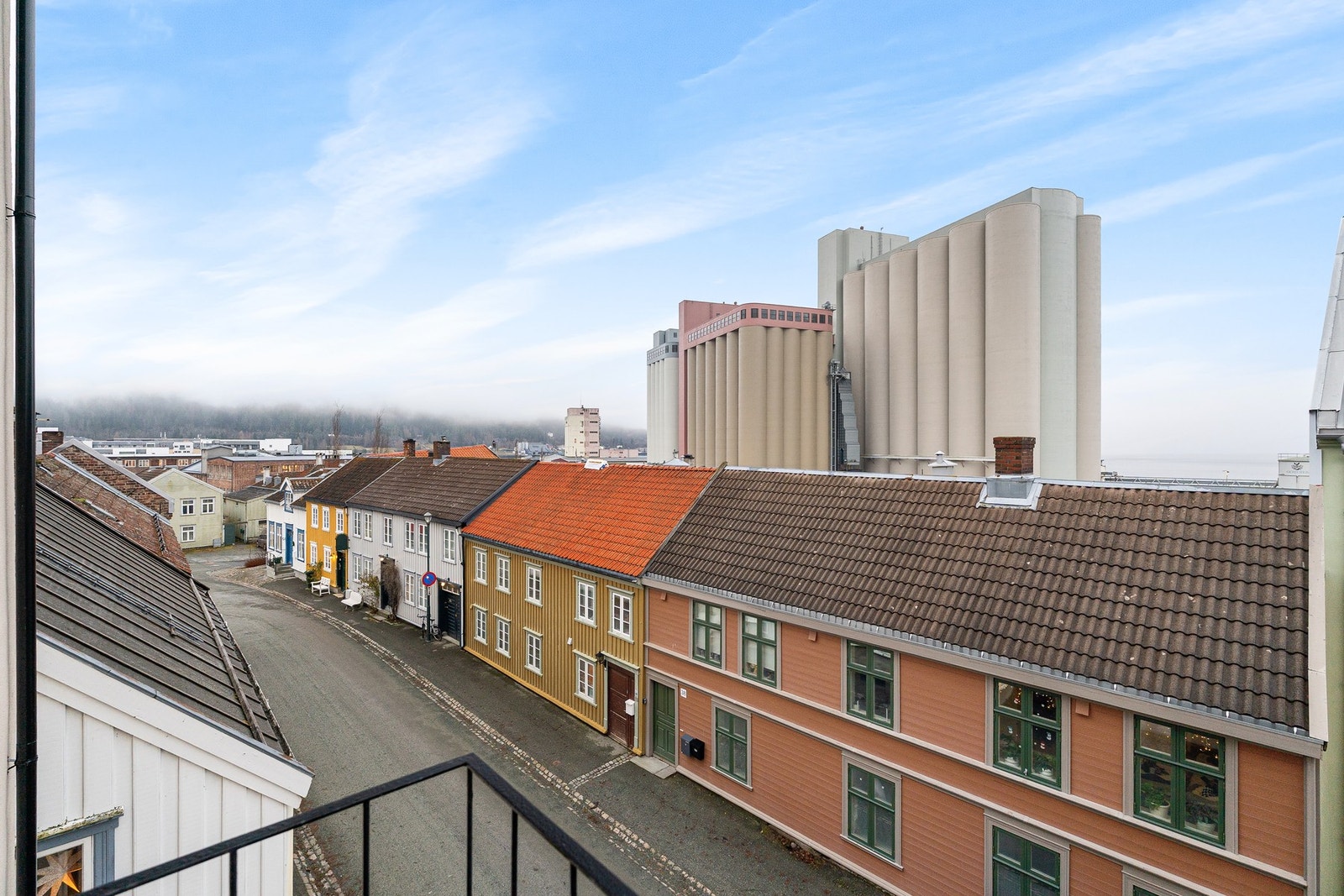 Fra balkongen har man fjordgløtt mot Trondheimsfjorden. Galleribilde