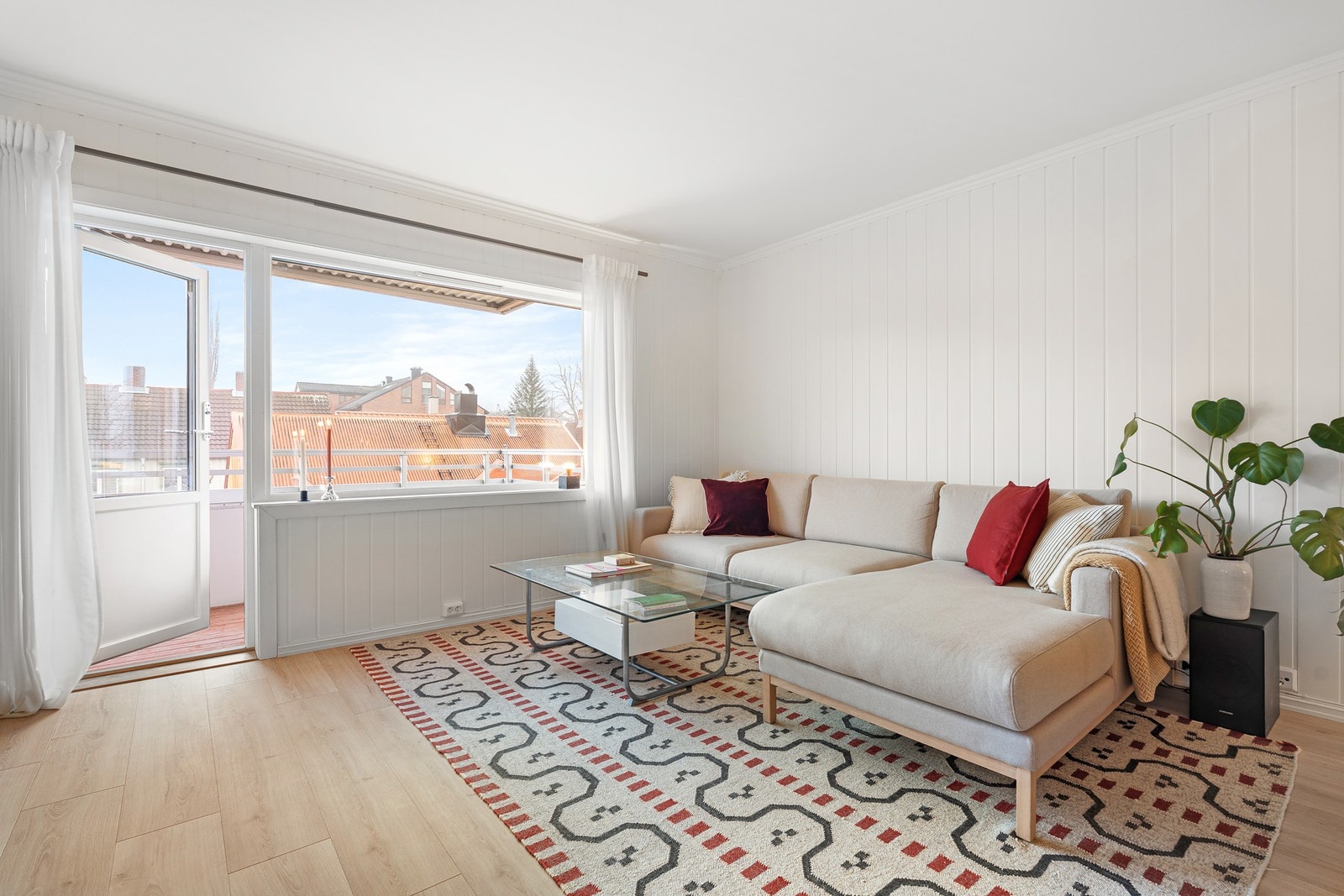 Fra stuen har man utgang til en egen sørvendt balkong. Galleribilde