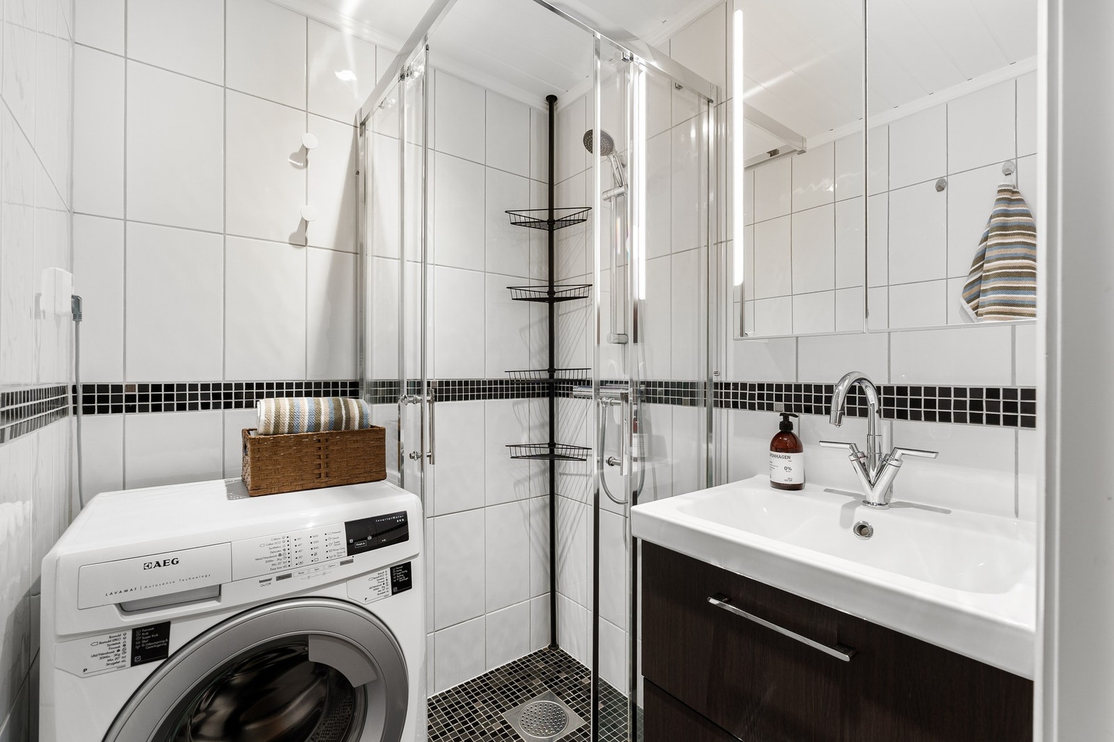 Lyst baderom oppusset i regi av tidligere eier i 2015. Galleribilde