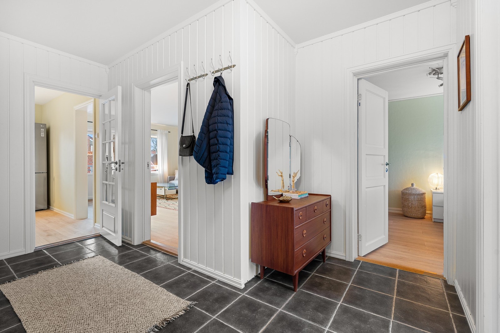 Fra inngangspartiet får man soverommene på høyre side, samt bad og toalettrom inn de to første dørene på venstre side. Galleribilde