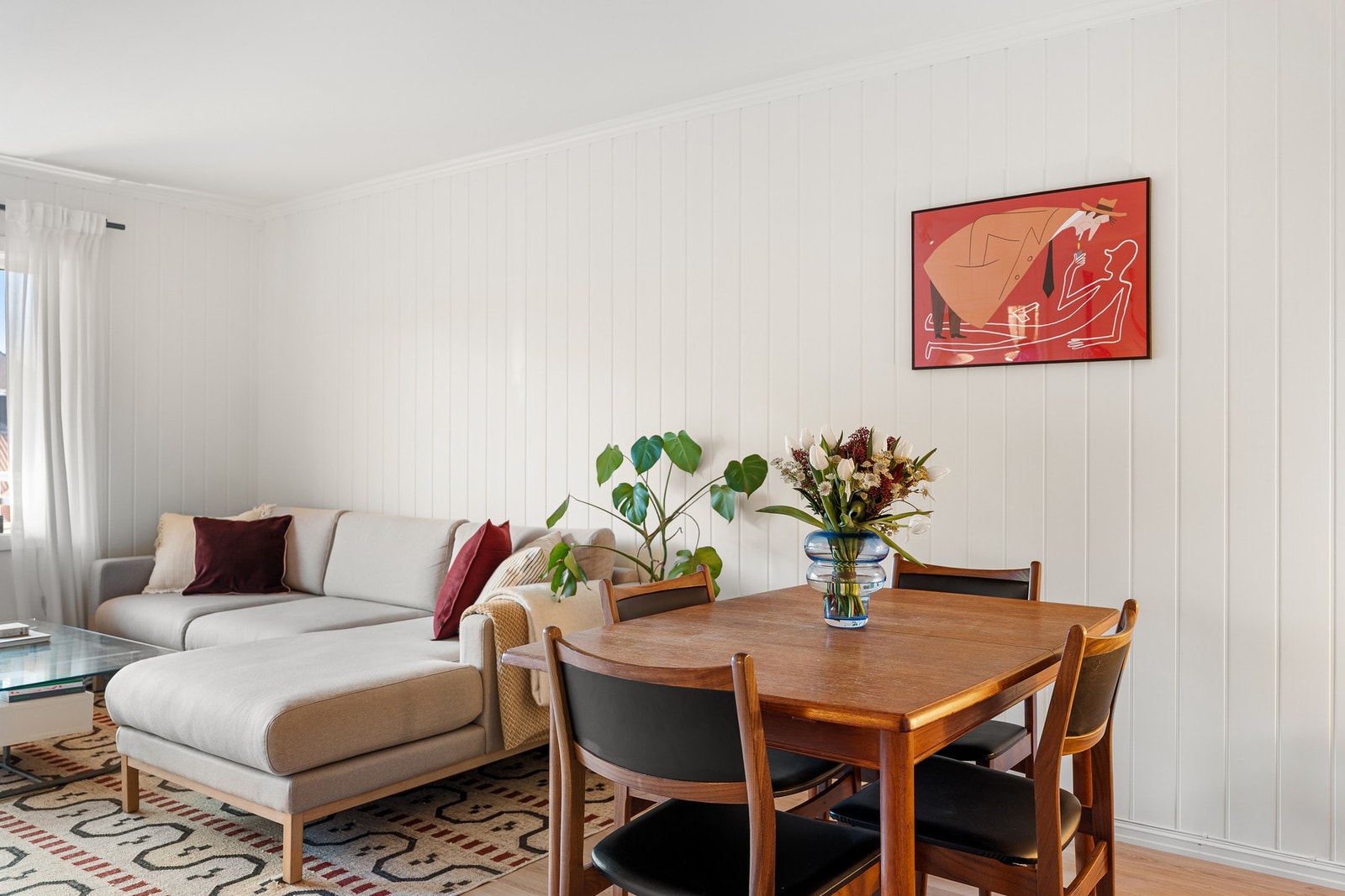 Den praktiske planløsningen gir ypperlige møbleringsmuligheter for både sofagruppe og TV-bord. Galleribilde