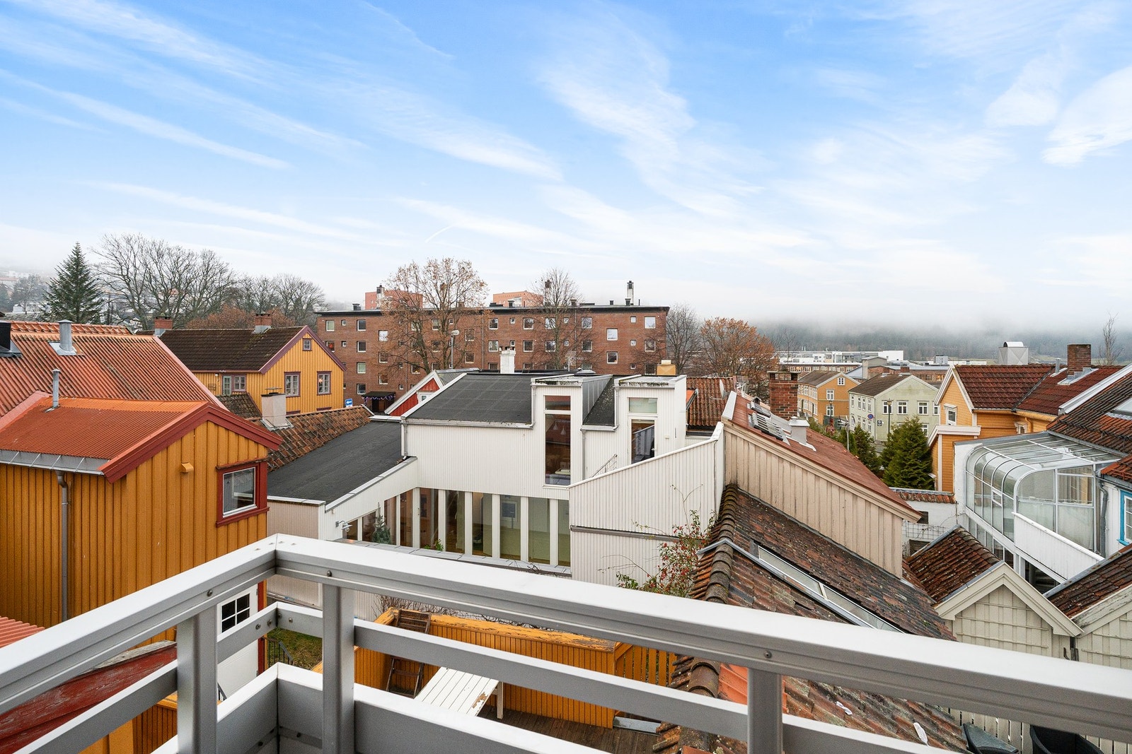 Her er det også gode solforhold fra formiddag til kveld på sommerstid. Man har også fjordgløtt fra balkongen. Galleribilde