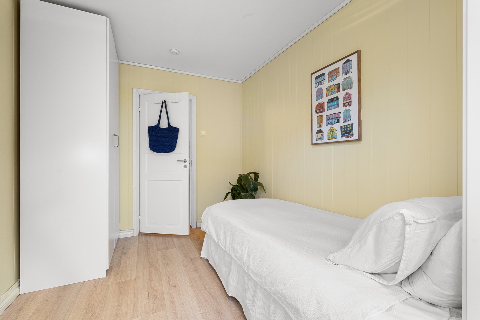 Rommet er av dagens eier benyttet som et gjesterom. Garderobeskap medfølger handelen. Galleribilde