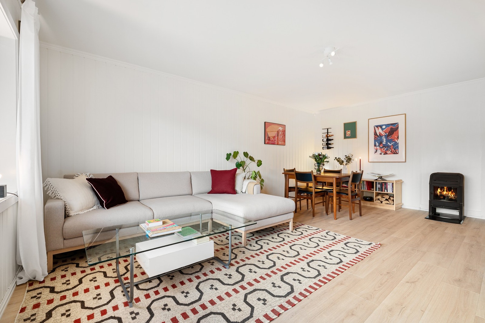 De store vindusflatene gir rikelig med naturlig lys og dette bidrar til en behagelig atmosfære på stue og kjøkken. Galleribilde