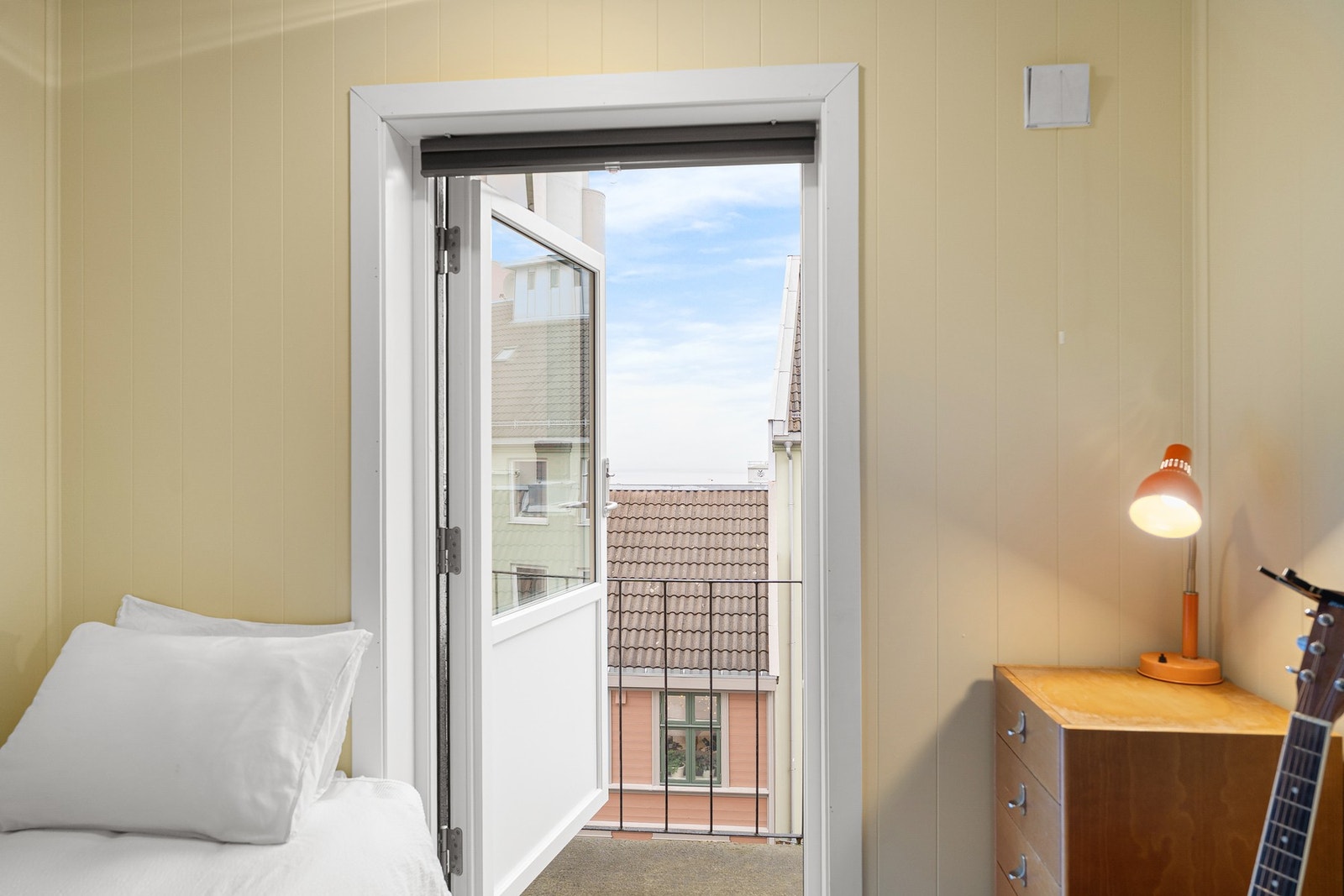 Fra gjesterommet har man utgang til en liten balkong. Galleribilde