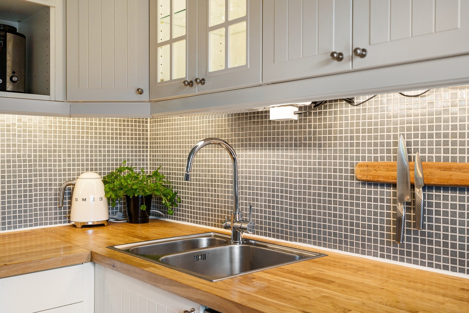 Benkeplate i heltre med nedfelt dobbeltkum og 1-greps blandebatteri. Varmtvannstanken er etablert i kjøkkenbenken. Galleribilde