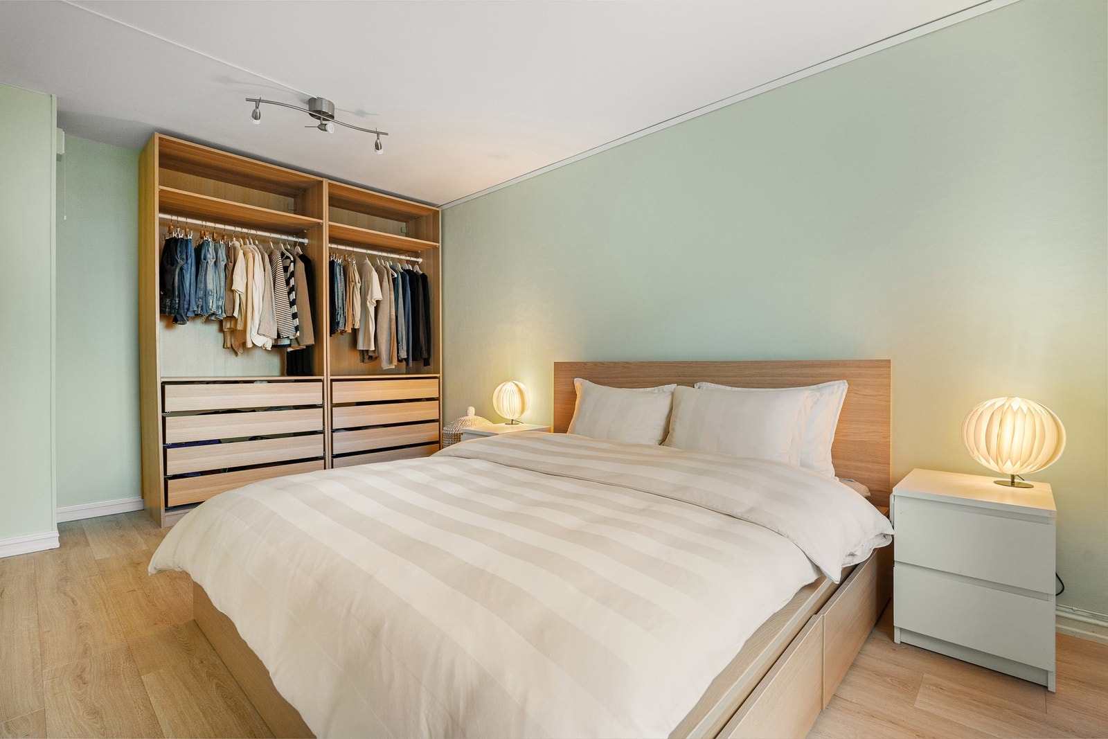 Her er det god plass til både dobbeltseng og nattbord. Galleribilde