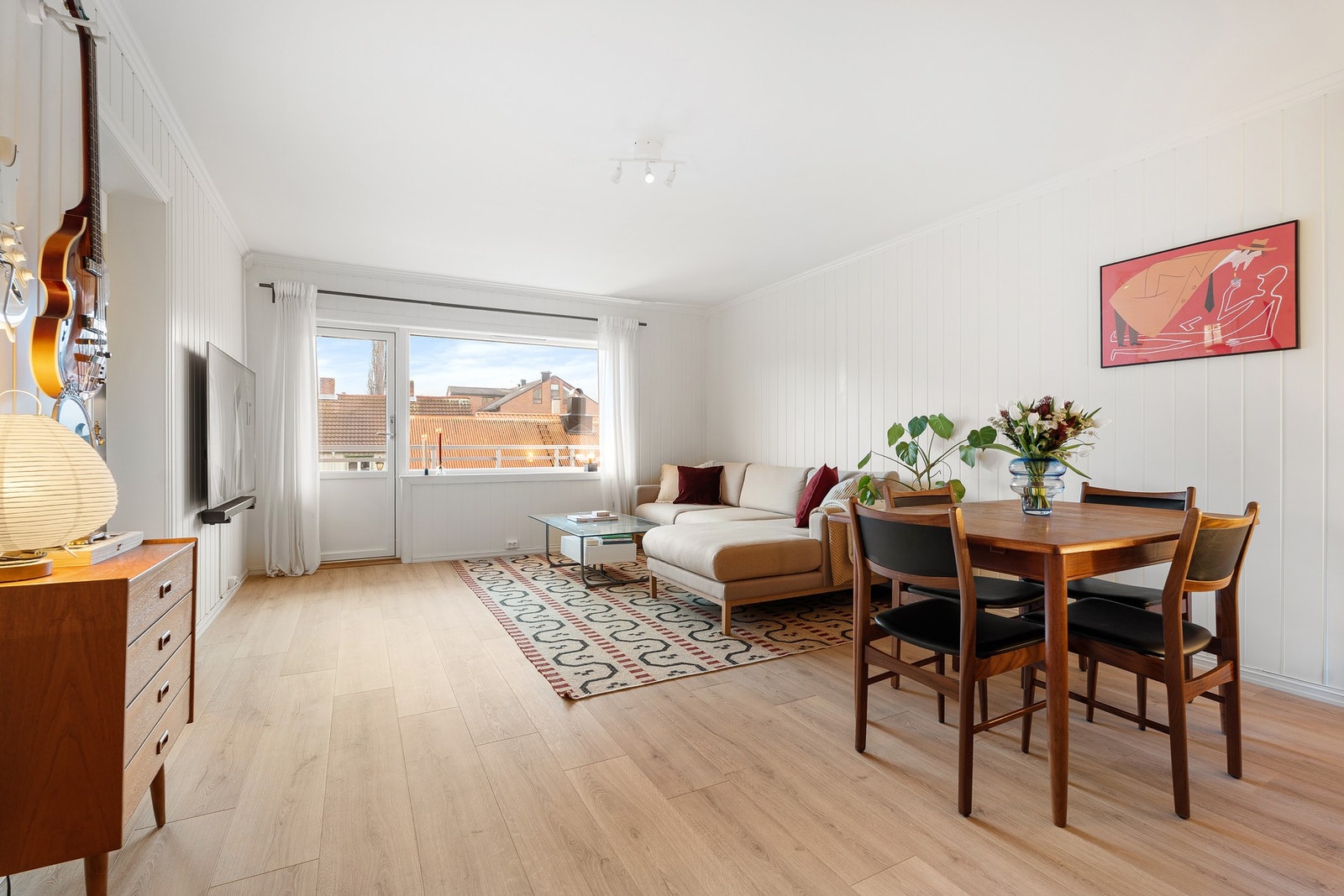 Velkommen til Mellomila 39B. Pen & sjarmerende 3-roms endeleilighet i 3.etg | Balkong med fjordgløtt & gode solforhold | Vedfyring | 3 stk boder! Galleribilde