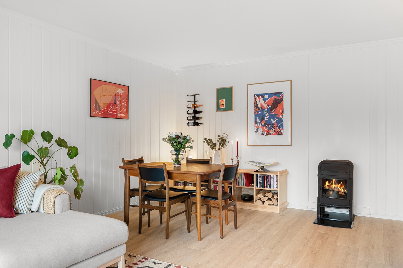 Spiseseksjonen finner sin naturlige plassering i det ene stuehjørnet. Galleribilde